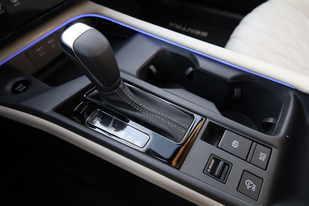 Nissan Sentra Vehicle Image 17