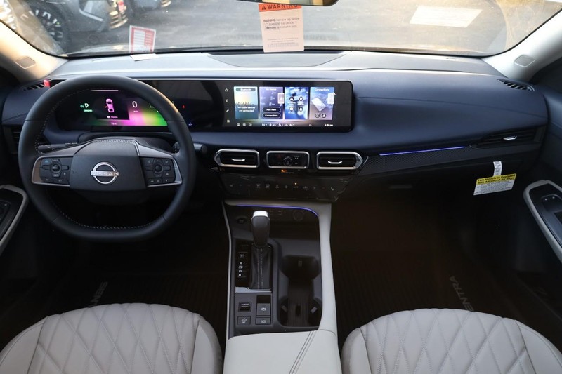 Nissan Sentra Vehicle Image 24