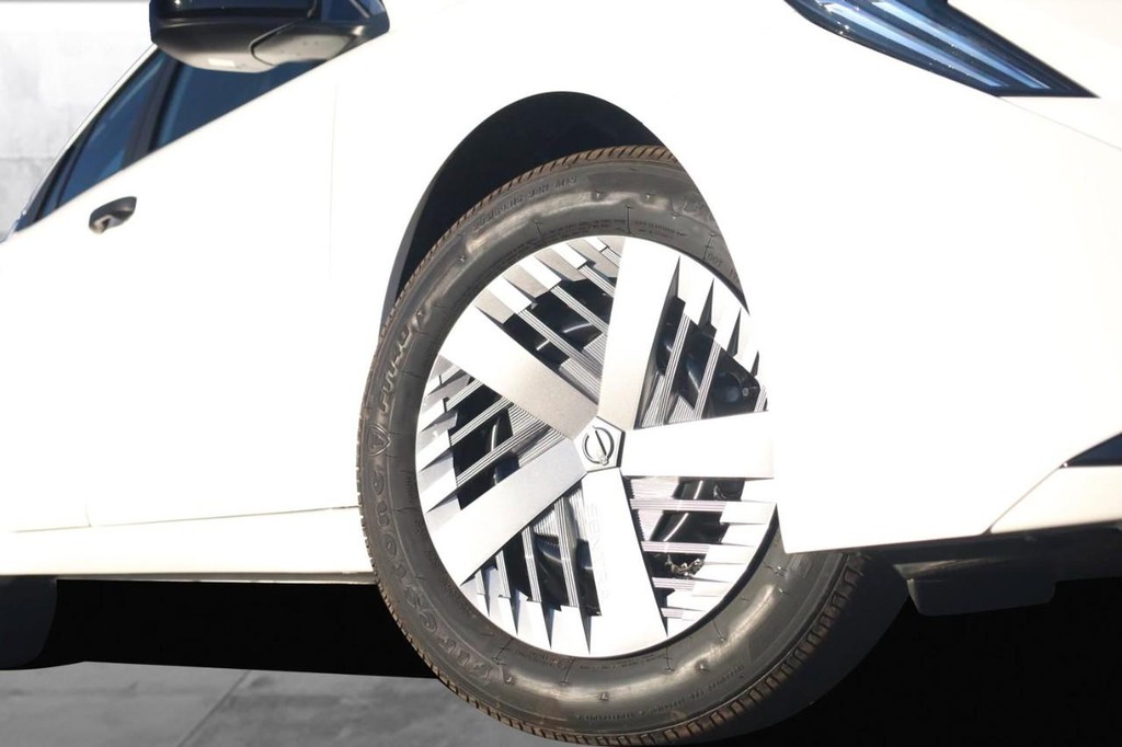 Nissan Sentra Vehicle Image 03