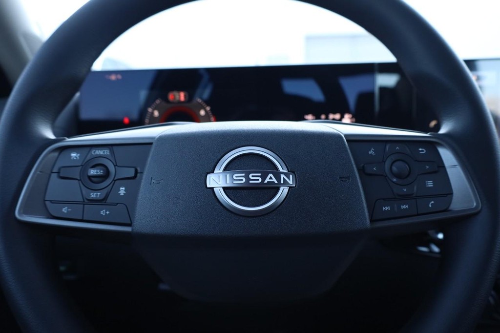 Nissan Sentra Vehicle Image 09