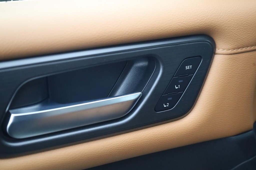 Nissan Armada Vehicle Image 12