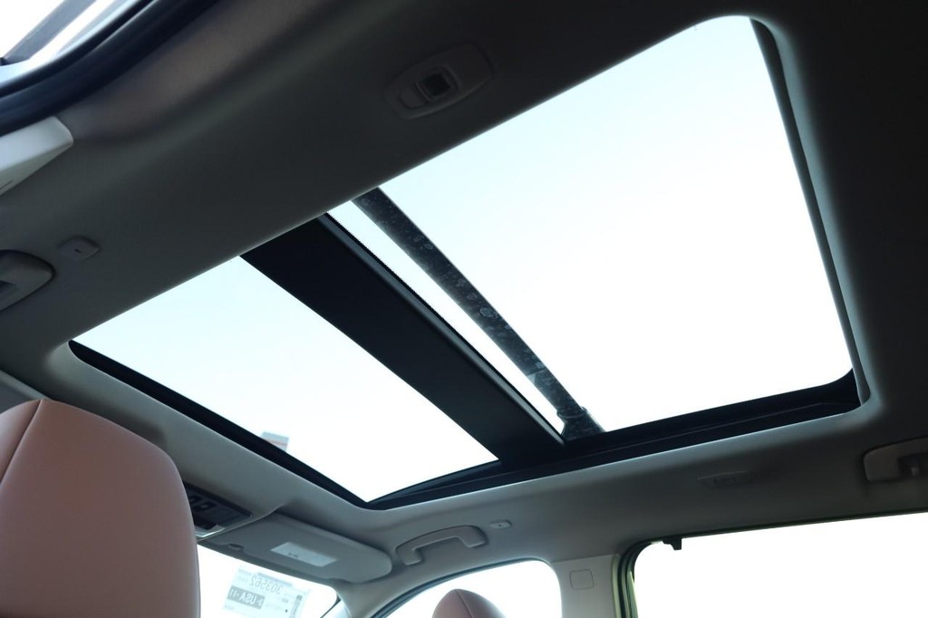 Nissan Rogue Vehicle Image 09