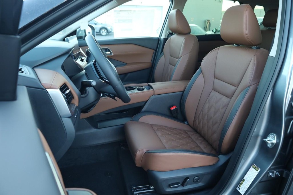 Nissan Rogue Vehicle Image 10