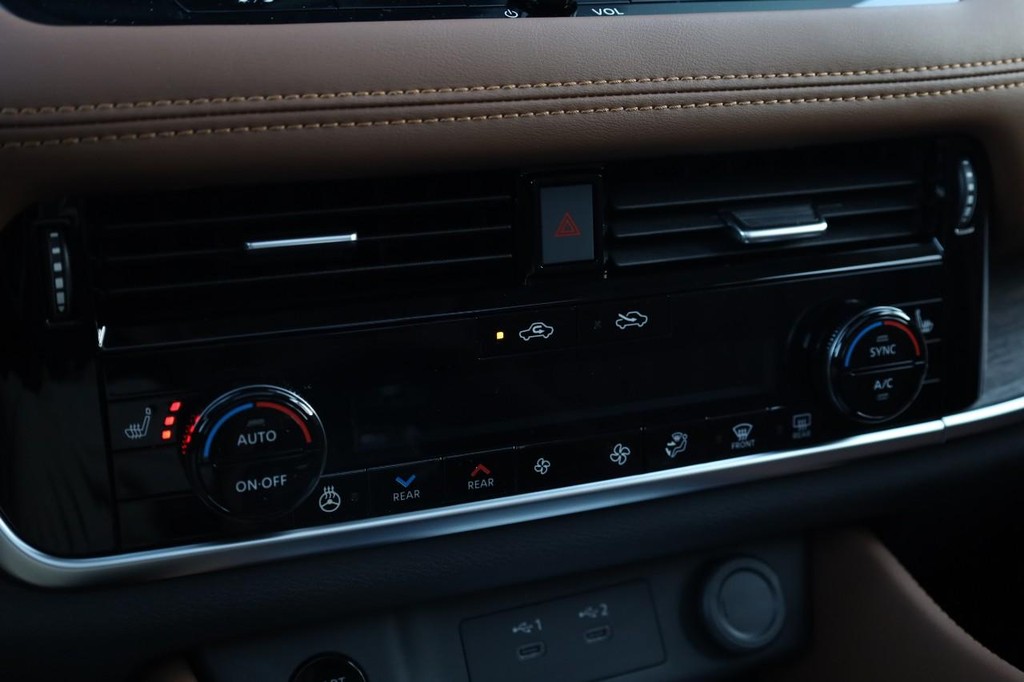 Nissan Rogue Vehicle Image 16