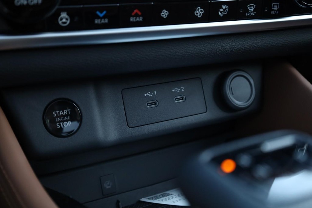 Nissan Rogue Vehicle Image 17