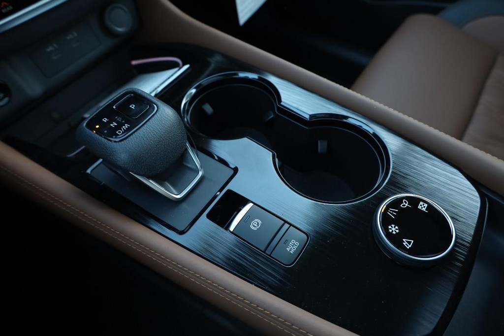 Nissan Rogue Vehicle Image 18