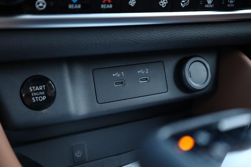 Nissan Rogue Vehicle Image 17