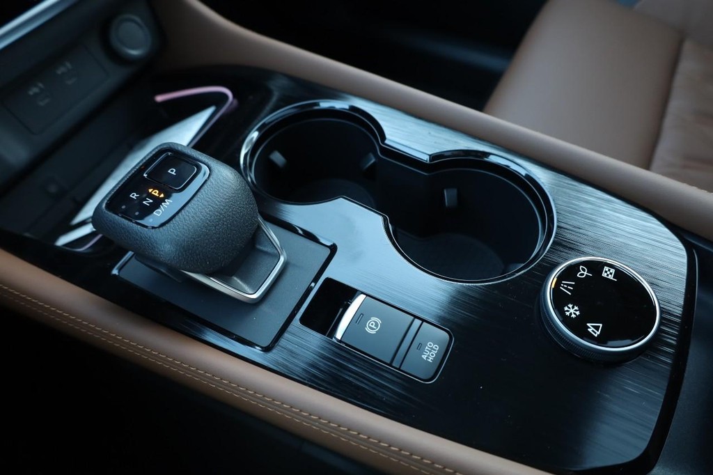 Nissan Rogue Vehicle Image 18