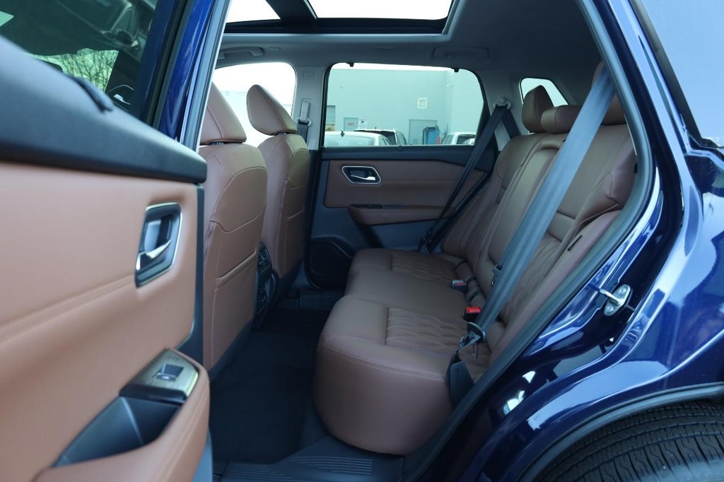 Nissan Rogue Vehicle Image 24