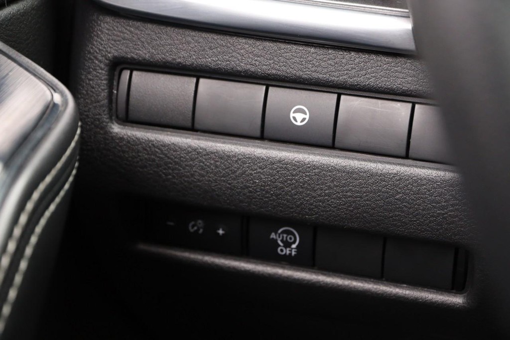 Nissan Rogue Vehicle Image 19