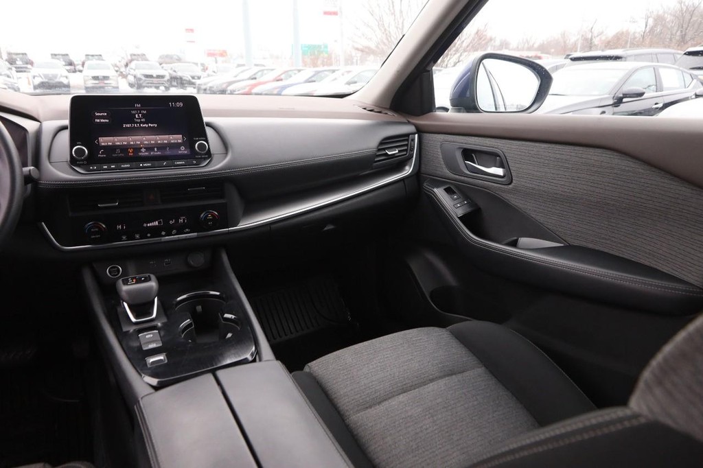 Nissan Rogue Vehicle Image 24