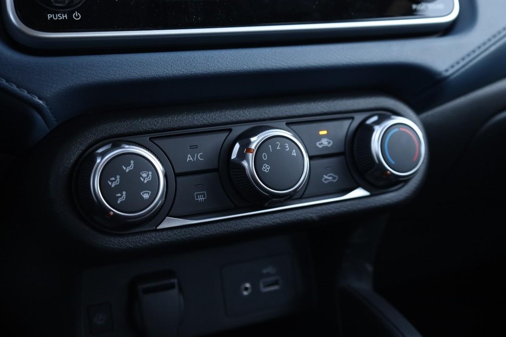 Nissan Versa Vehicle Image 13