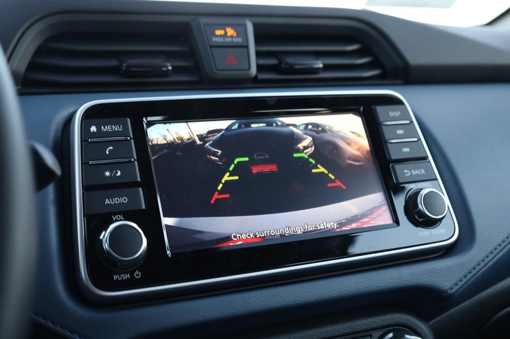 Nissan Versa Vehicle Image 12