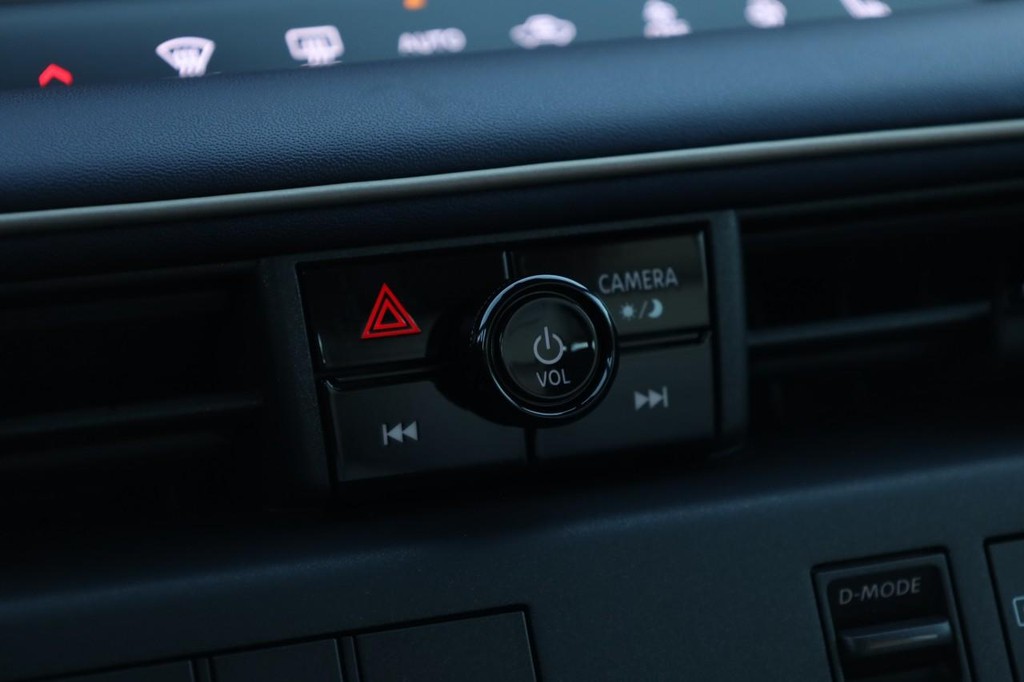 Nissan LEAF Vehicle Image 16