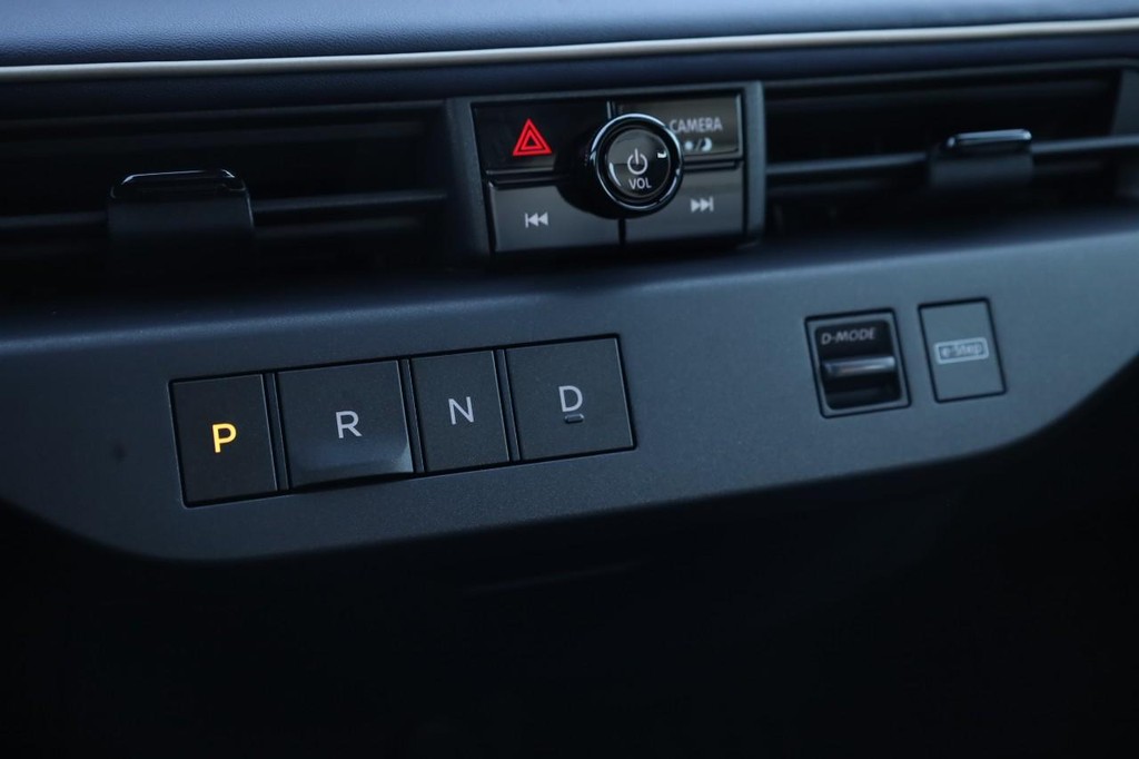 Nissan LEAF Vehicle Image 17