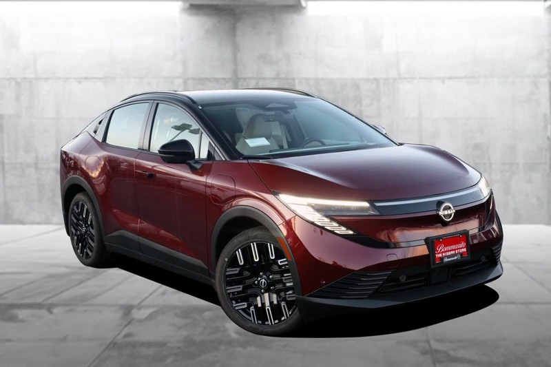 Nissan LEAF Vehicle Image 02