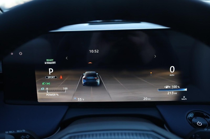 Nissan LEAF Vehicle Image 12