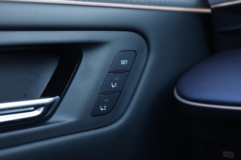 Nissan LEAF Vehicle Image 21