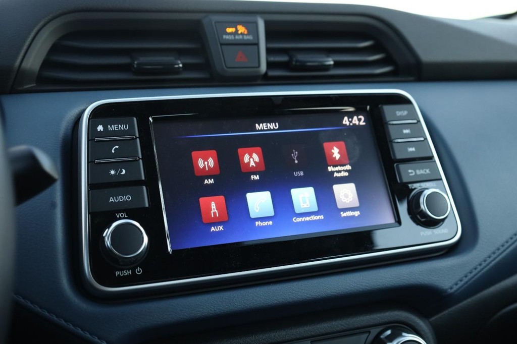 Nissan Versa Vehicle Image 11