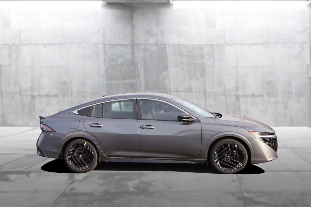 Nissan Sentra Vehicle Image 05