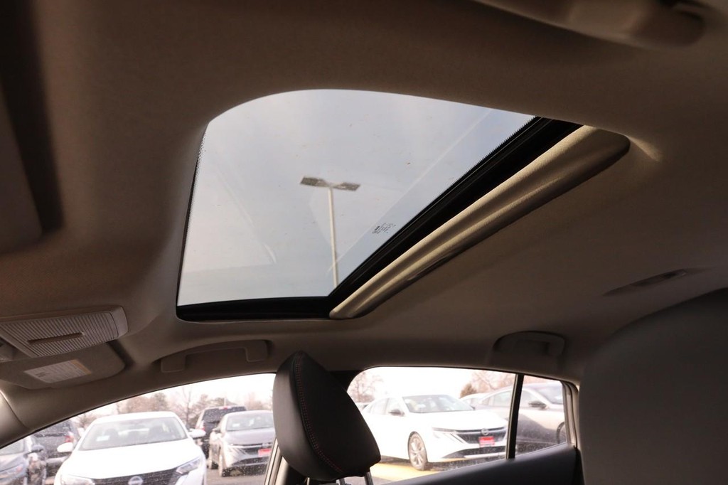 Nissan Sentra Vehicle Image 08