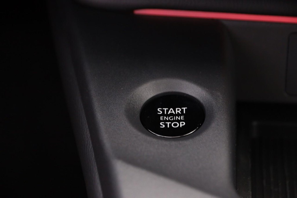 Nissan Sentra Vehicle Image 15