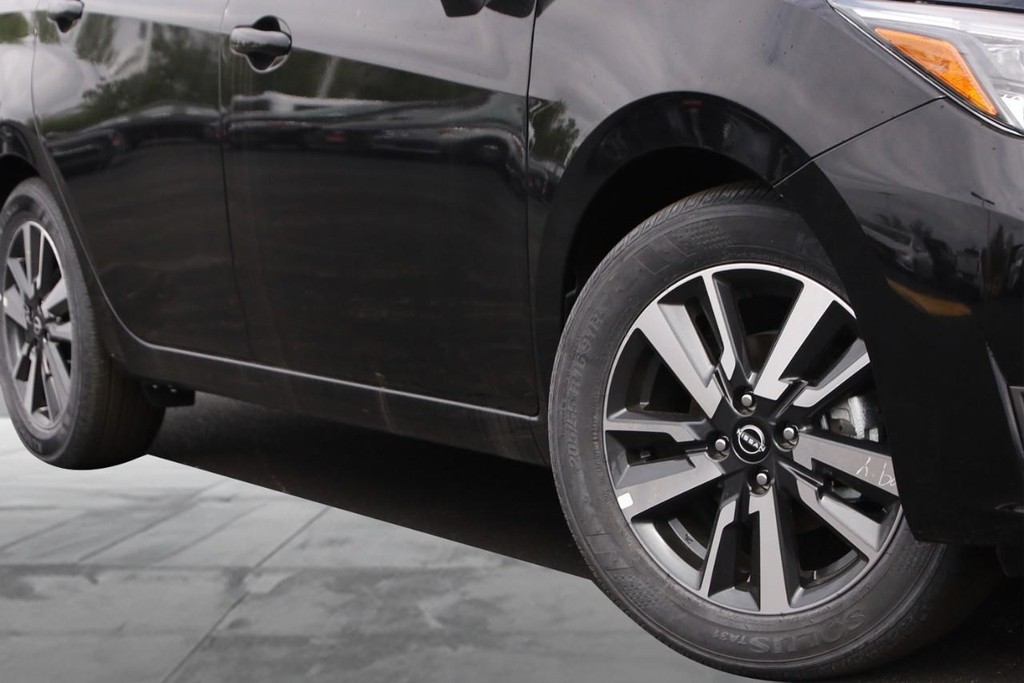 Nissan Versa Vehicle Full-screen Gallery Image 3