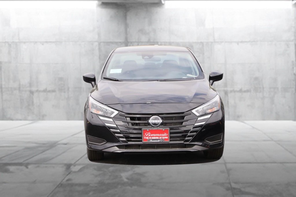 Nissan Versa Vehicle Full-screen Gallery Image 4