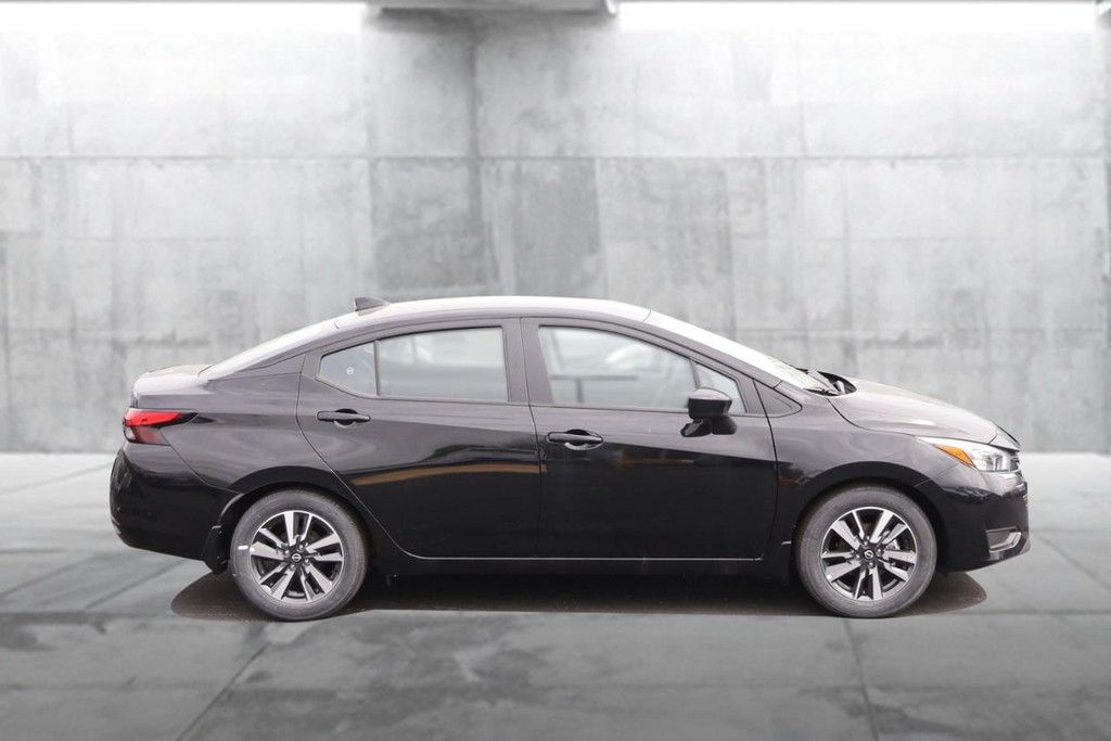 Nissan Versa Vehicle Full-screen Gallery Image 5