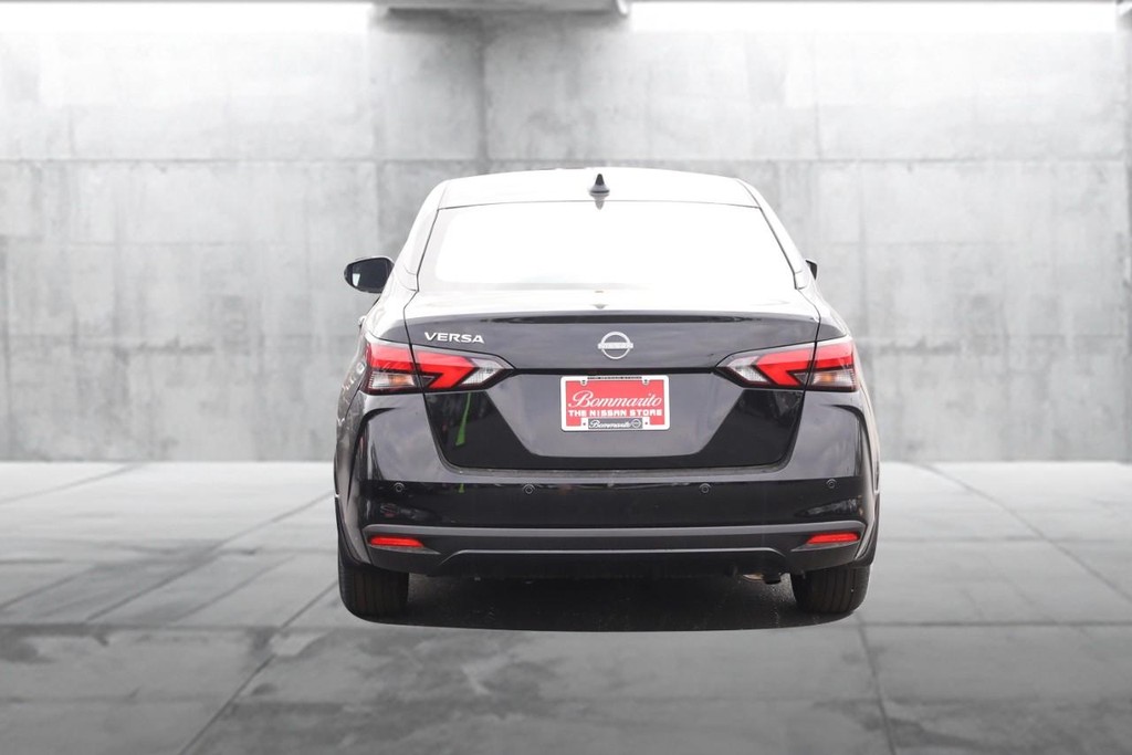 Nissan Versa Vehicle Full-screen Gallery Image 6