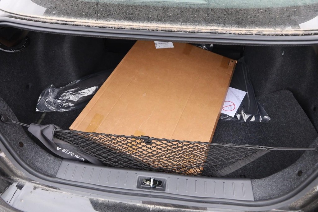 Nissan Versa Vehicle Full-screen Gallery Image 7