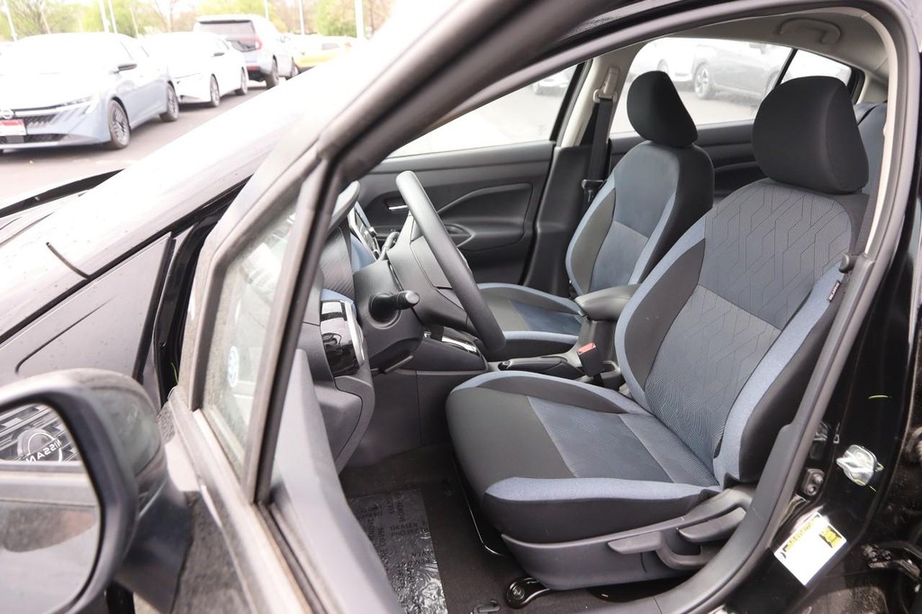 Nissan Versa Vehicle Full-screen Gallery Image 8