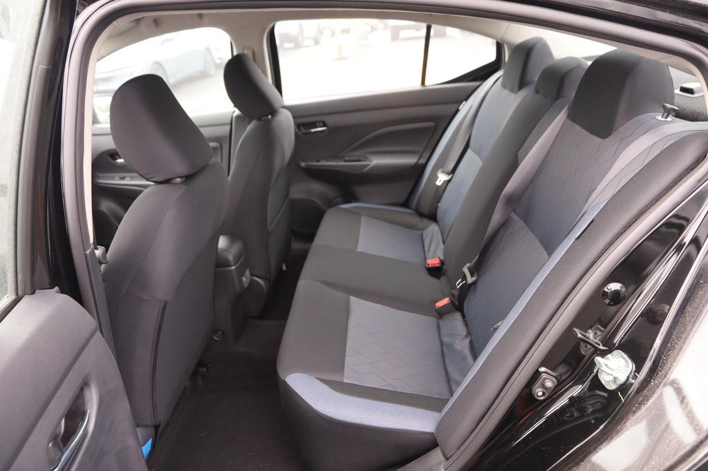 Nissan Versa Vehicle Full-screen Gallery Image 9