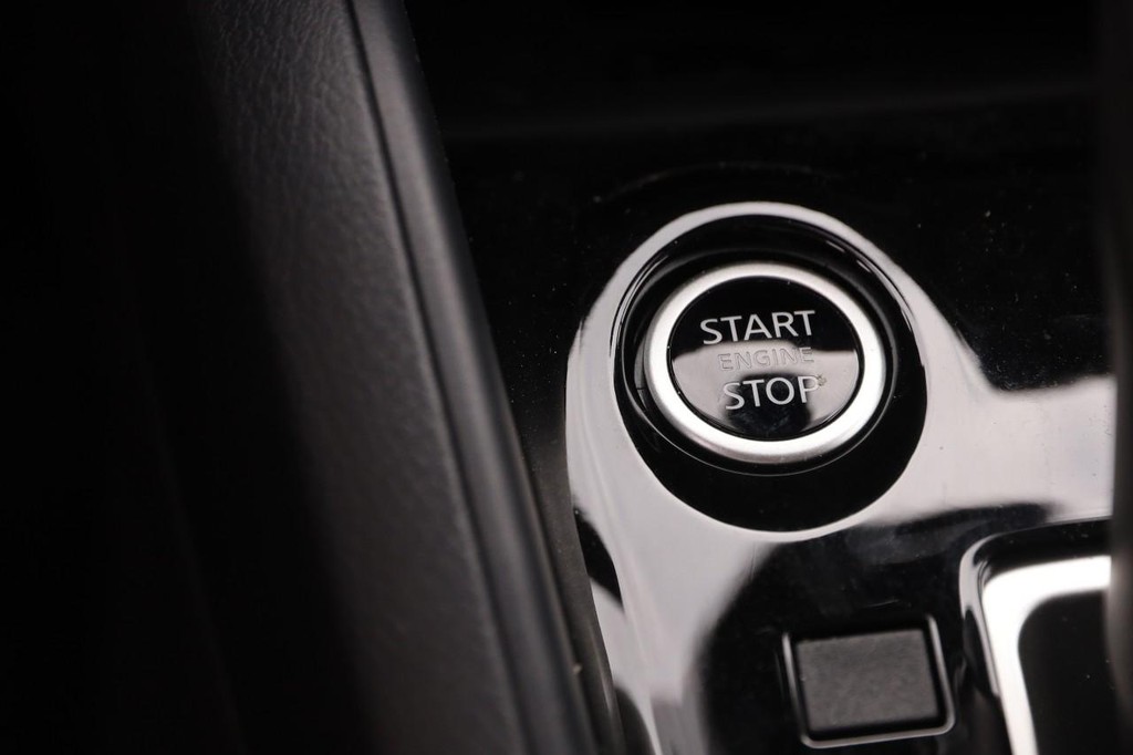 Nissan Versa Vehicle Full-screen Gallery Image 14