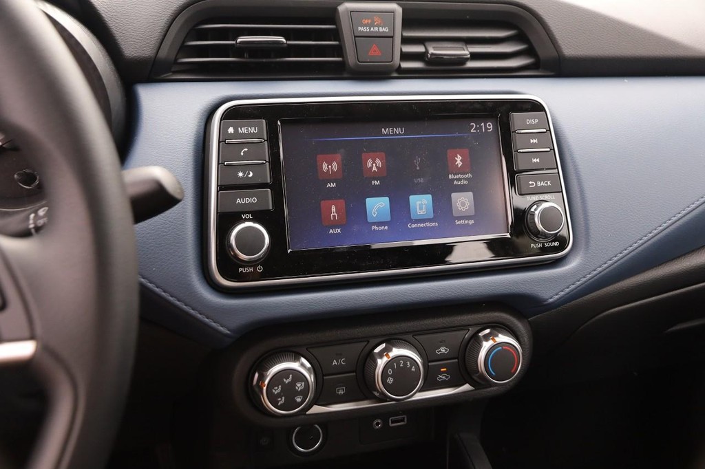 Nissan Versa Vehicle Full-screen Gallery Image 15