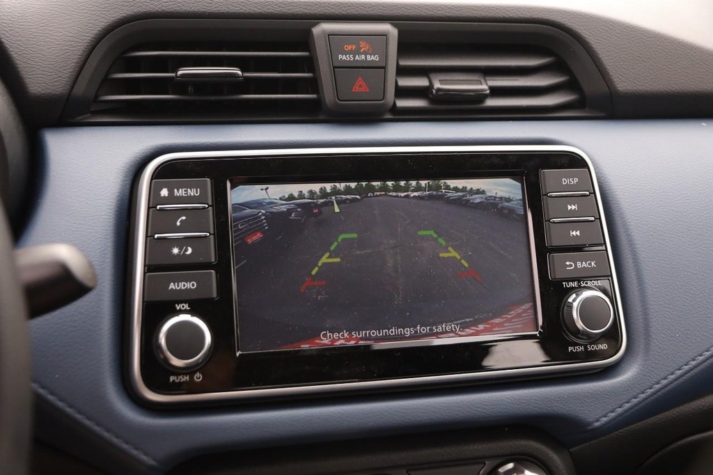 Nissan Versa Vehicle Full-screen Gallery Image 16