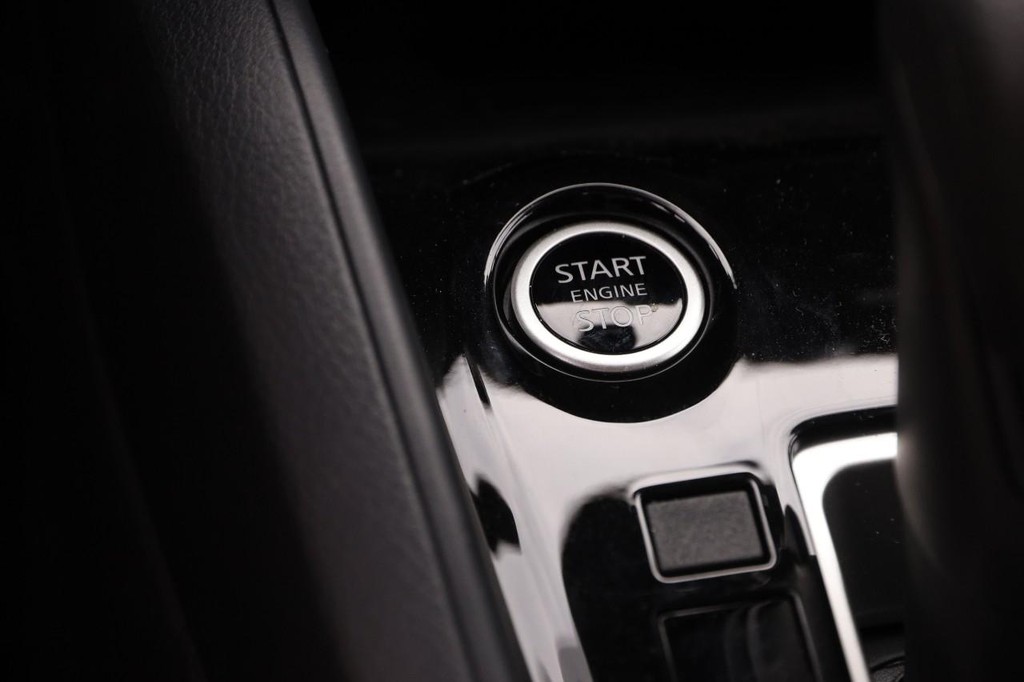 Nissan Versa Vehicle Full-screen Gallery Image 18