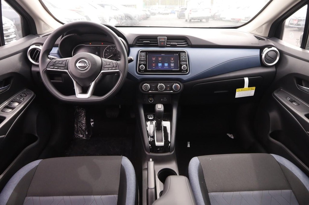 Nissan Versa Vehicle Full-screen Gallery Image 19