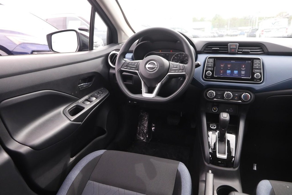 Nissan Versa Vehicle Full-screen Gallery Image 20