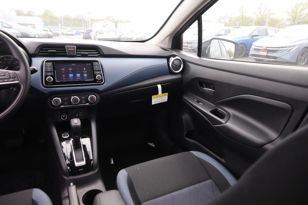 Nissan Versa Vehicle Full-screen Gallery Image 23
