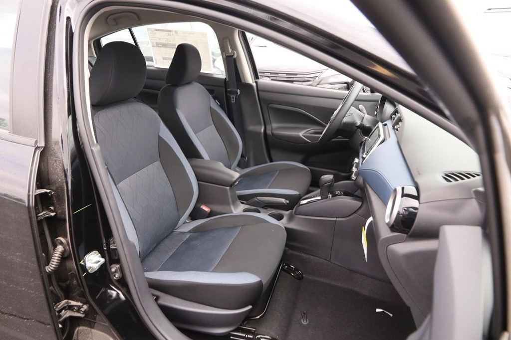 Nissan Versa Vehicle Full-screen Gallery Image 24