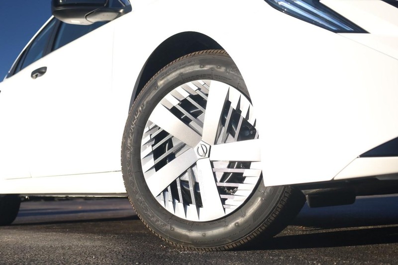 Nissan Sentra Vehicle Image 03