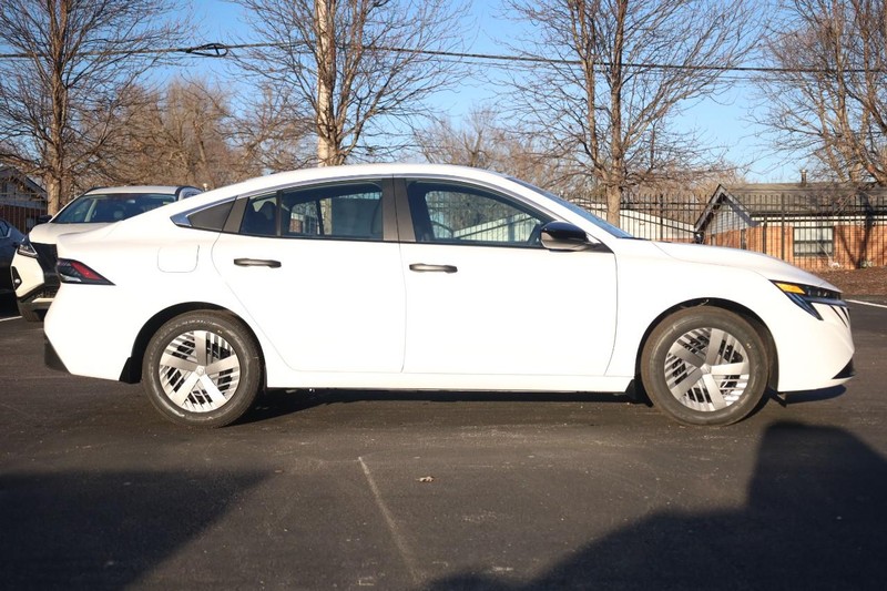 Nissan Sentra Vehicle Image 05