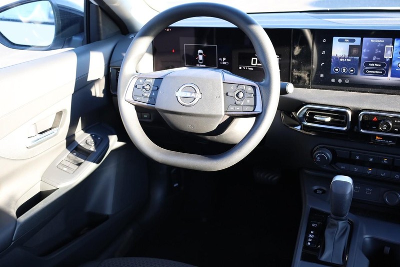 Nissan Sentra Vehicle Image 24