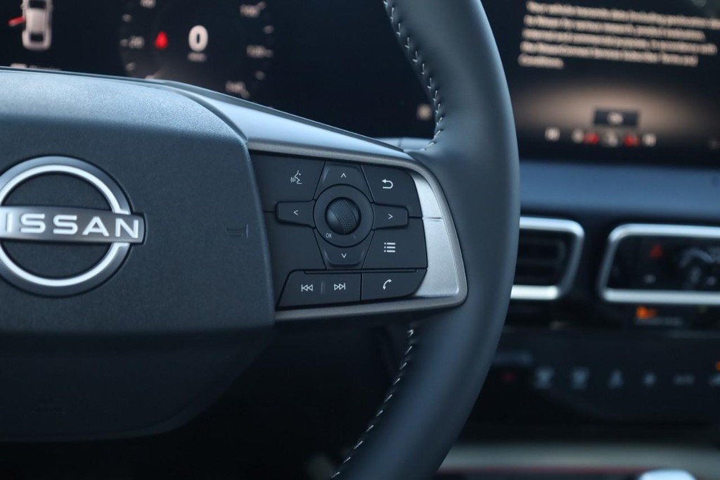 Nissan Sentra Vehicle Image 09