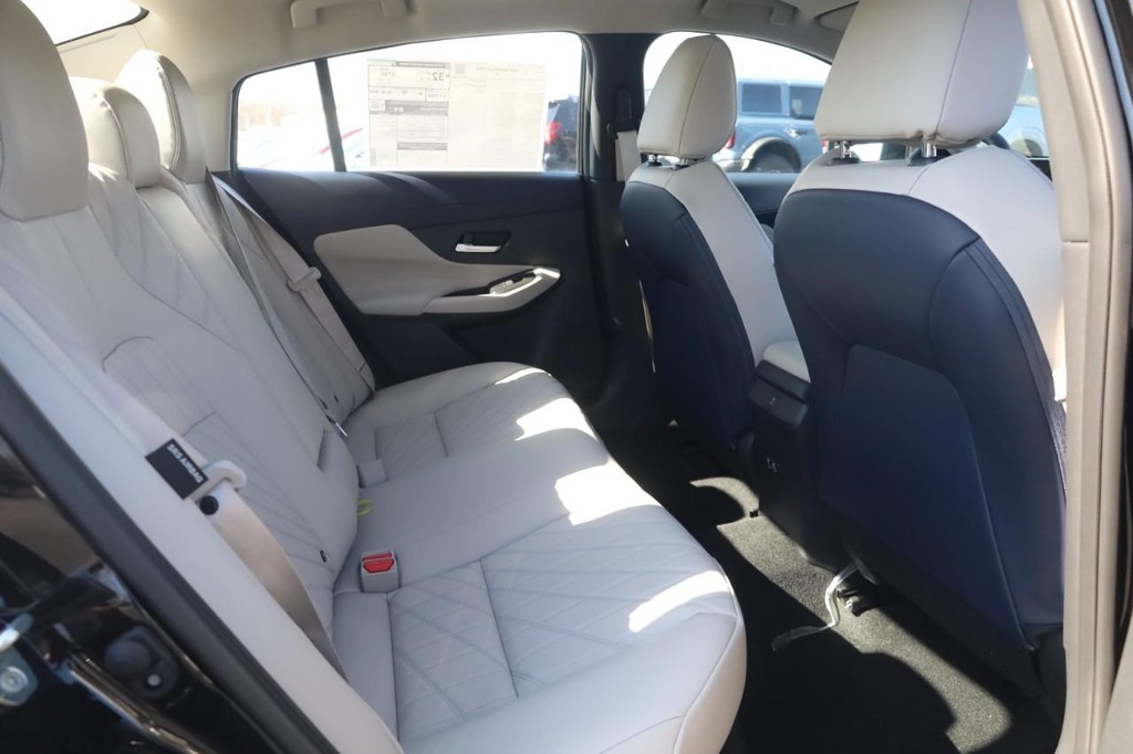 Nissan Sentra Vehicle Image 21