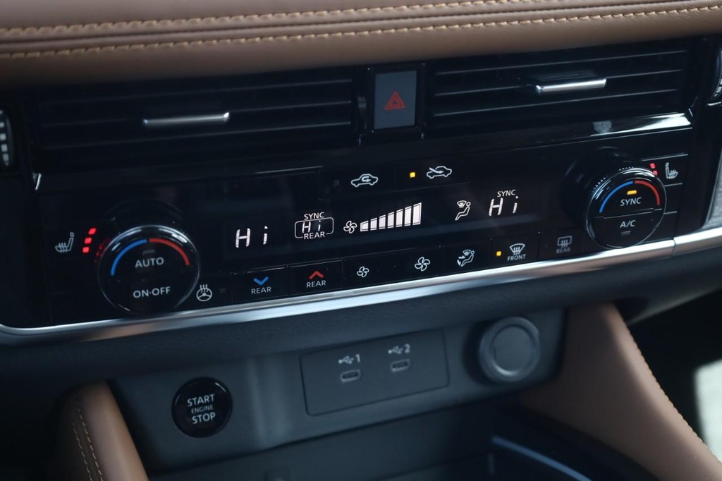 Nissan Rogue Vehicle Image 17