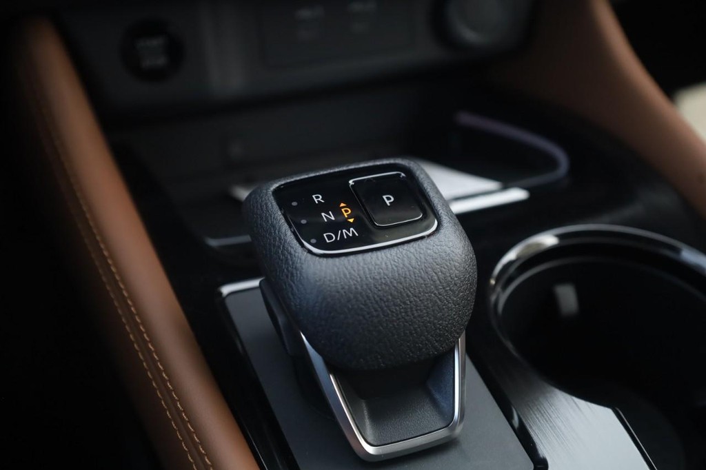 Nissan Rogue Vehicle Image 19