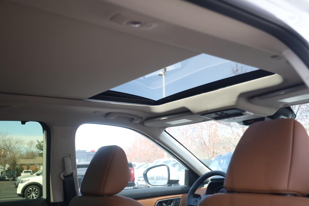 Nissan Rogue Vehicle Image 24