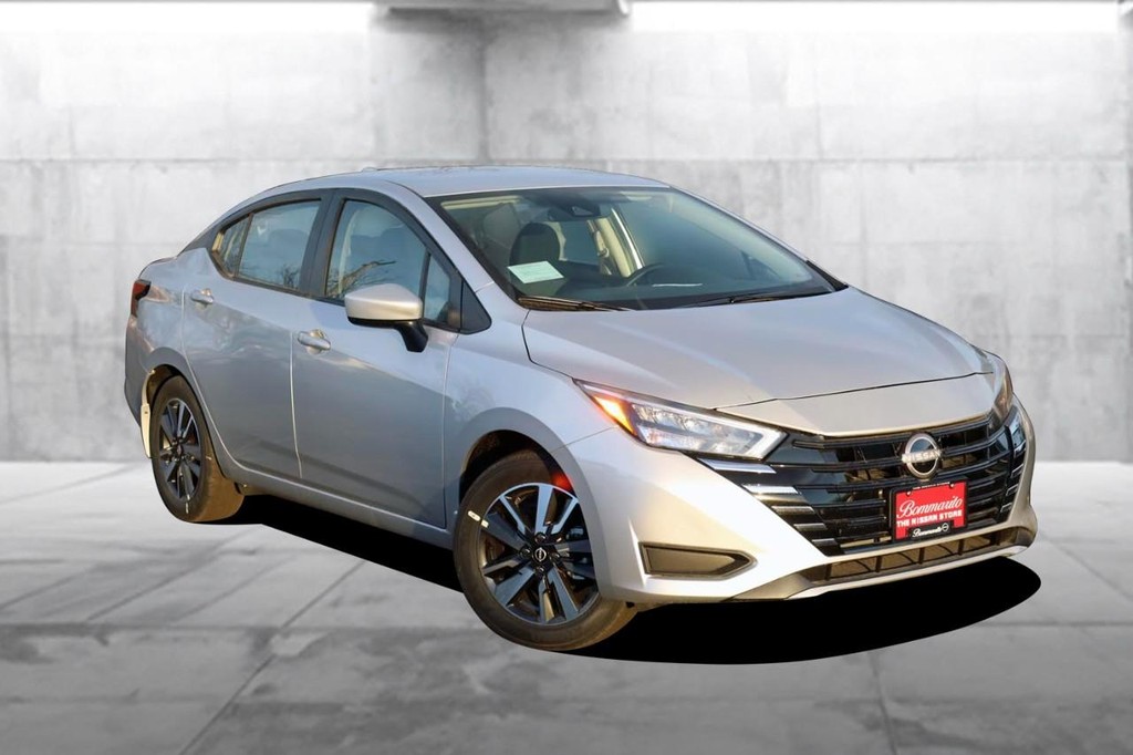 Nissan Versa Vehicle Full-screen Gallery Image 2